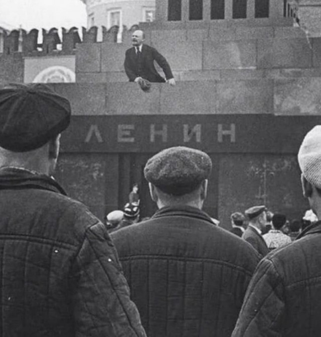 В Госдуме призвали убрать захоронения лидеров СССР с Красной площади