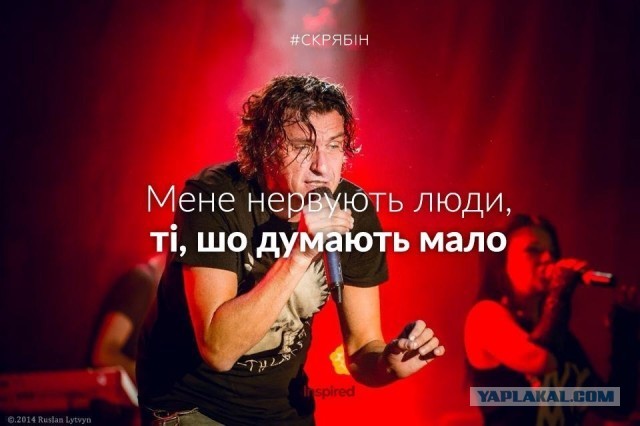 В Подольске неадекват во время звучания гимна РФ швырнул колонку и отрубил звук