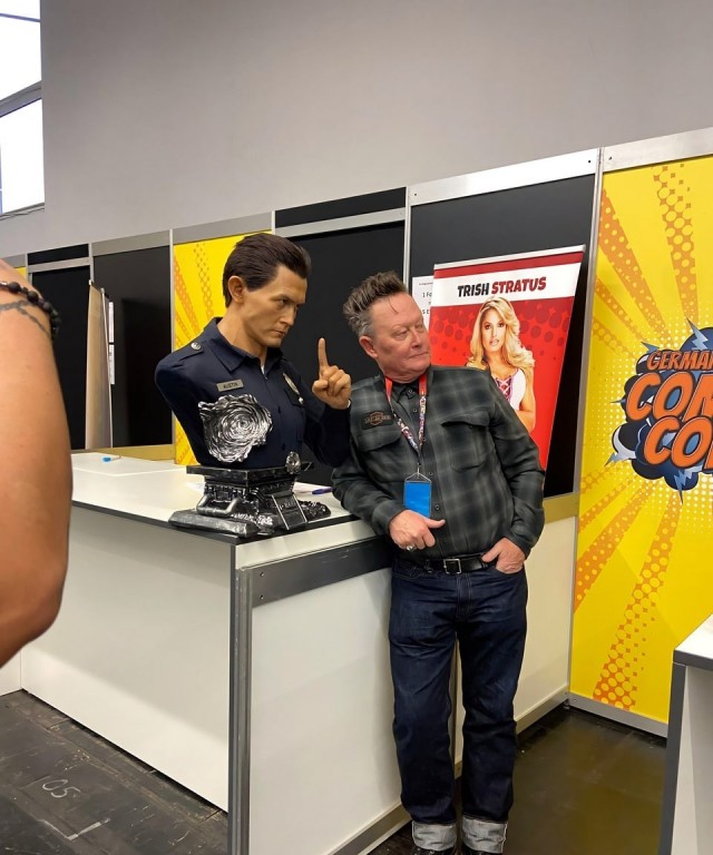 64-летний Роберт Патрик и бюст Т-1000 на прошедшем Comic-Con в Германии