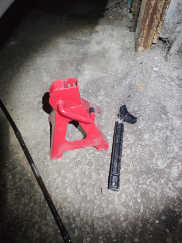 Кто сам ремонтирует машину, осторожнее!