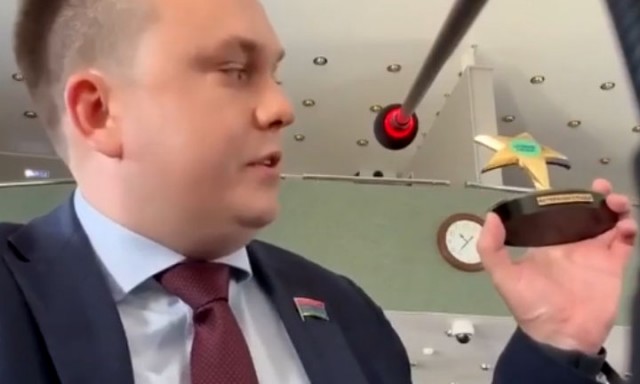 В Карелии депутатам вручили «кубок стыда»