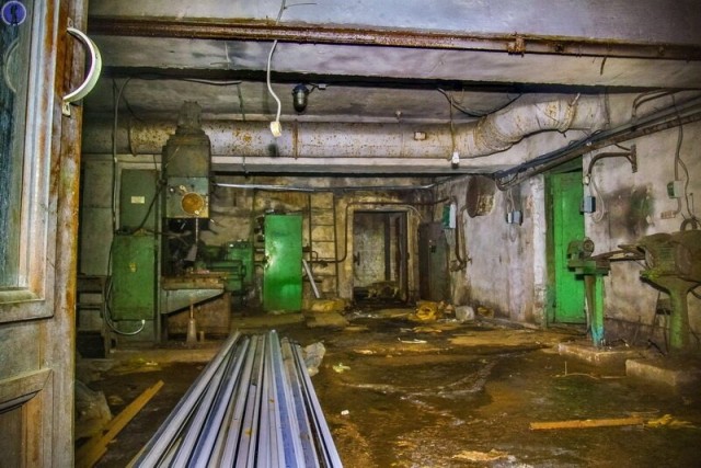 Заброшенный подземный цех со станками на случай войны