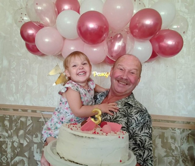 Владимир, ему 80 лет.