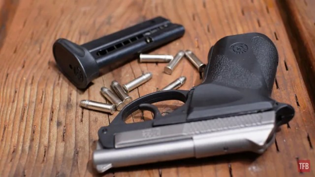 Beretta 21A - кому понадобился пистолет с заряжанием как у ружья?