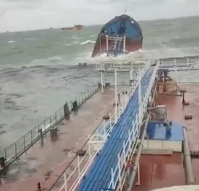 Владельца танкера «Волгонефть-212» оштрафовали на 30 тысяч рублей за разлив мазута в Керченском проливе