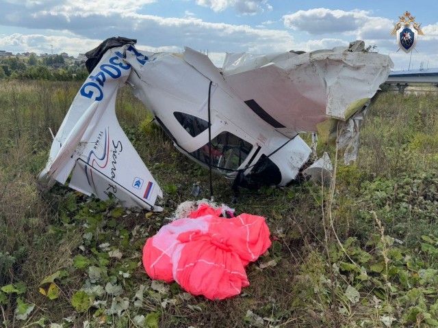 Легкомоторный самолет крайне жестко сел почти что на трассу рядом с Лыткарино.