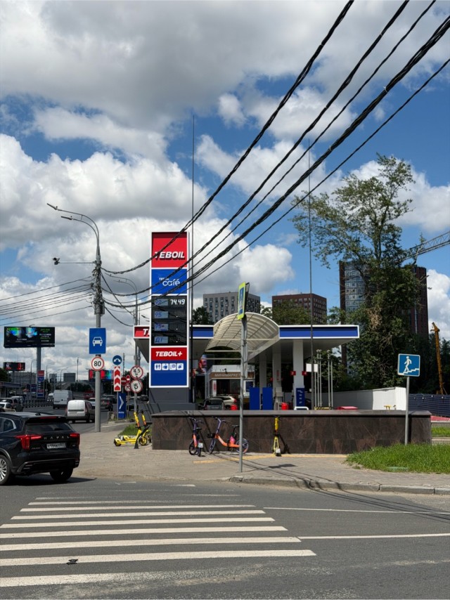Сегодня заправился. Москва.