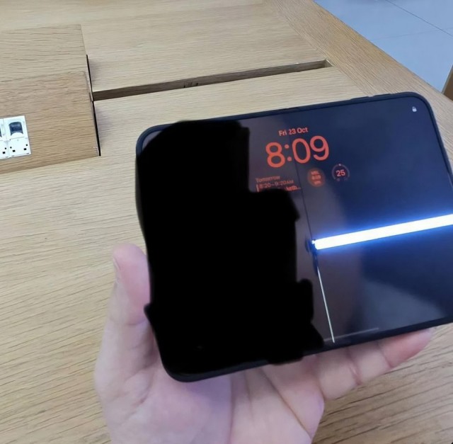 У нового iPhone Duo экран умирает в одном и том же месте — на сгибе