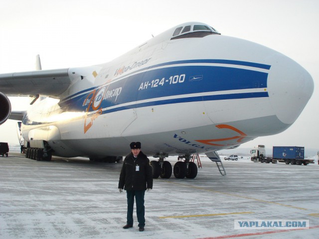 К нам прилетел самолет.