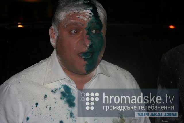 А в Киеве толпа боевым строем идет на Раду