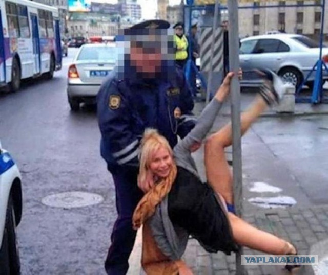 Пьяную женщину в Красноярске побили и выкинули из автобуса