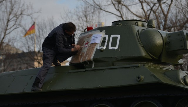 Танк на обочине.