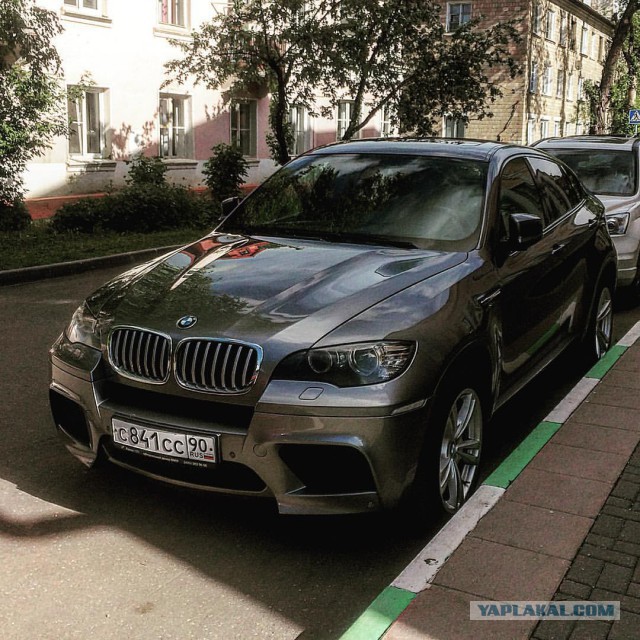 Депутат на  BMW X6 пытался задавить полицейского во время задержания в Москве