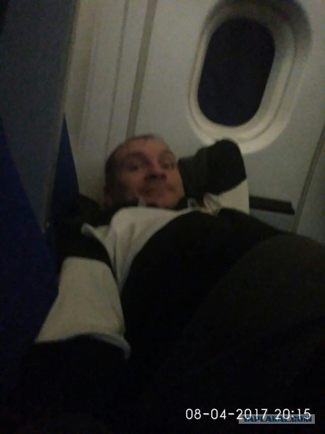 Пассажиры самолёта устроили скандал из-за "нахалки", которая легла на 3 сиденья
