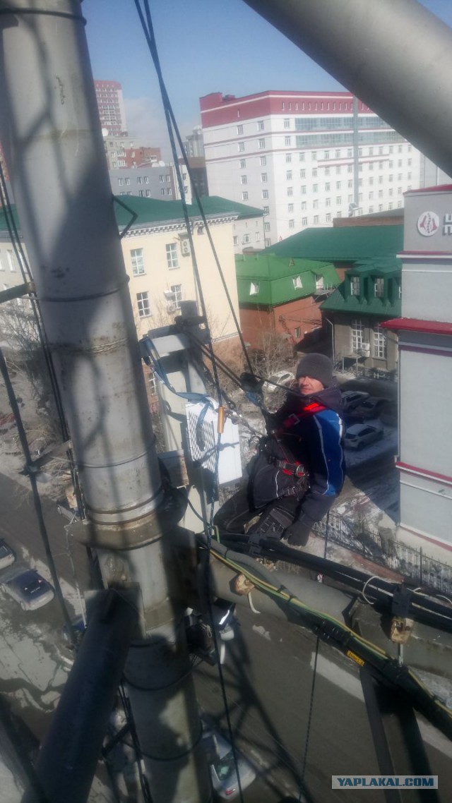 А вам слабо спуститься по тросу с 79-метровой высоты? Просто в перчатках