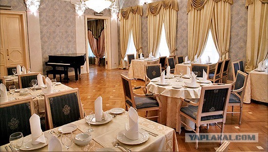 Работа официанта в известном ресторане.