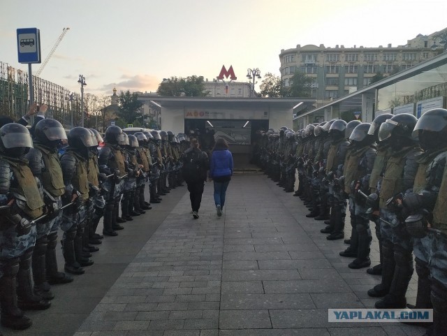 Преступник в маске ударил девушку