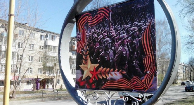 Но тут вдруг снизу постучали