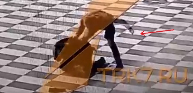 В красноярском аэропорту мужчина избил полицейского