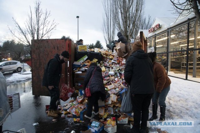 Офицеры полиции Портленда охраняют мусорные контейнеры супермаркета, сражаясь с жителями, которые ищут выброшенную еду
