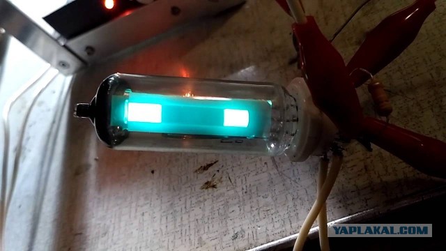 Как звучит слэп басс на неоновых струнах