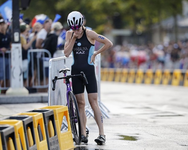 Триатлонистка Шабалина: «Захлебнулась водой из Сены, после чего меня начало тошнить. Вырвало уже после первого круга велосипедного этапа»
