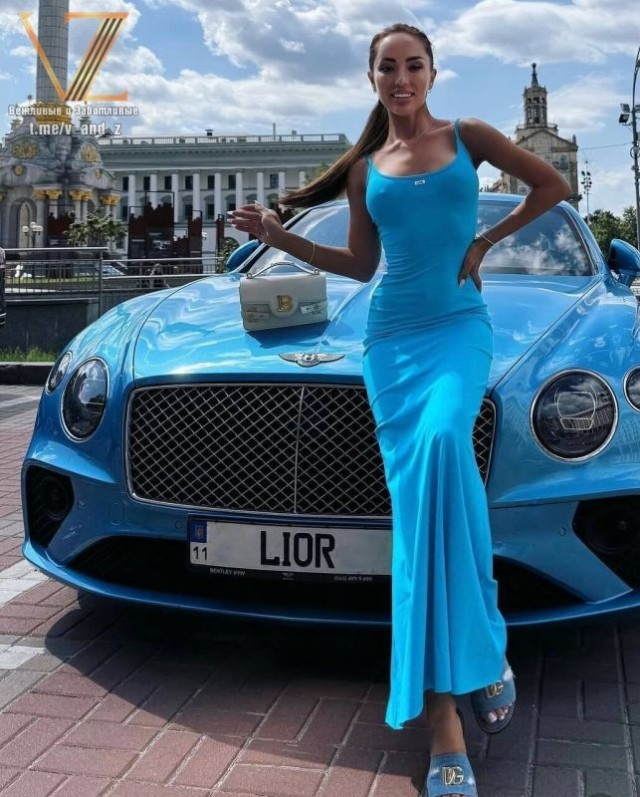 гуляет Даша Кочурина, жена заместителя главы Государственной аудиторной службы Украины,