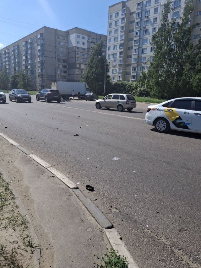 Машина просто заблокировала проезд скорой помощи.