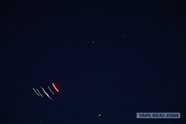 В небе над Омской областью заметили неопознанный объект с разноцветными огнями