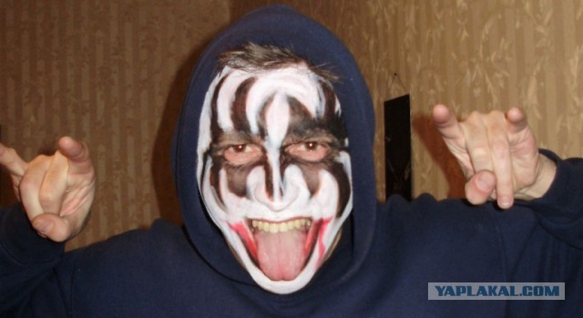 Лейтенант полиции исполняет хит группы KISS