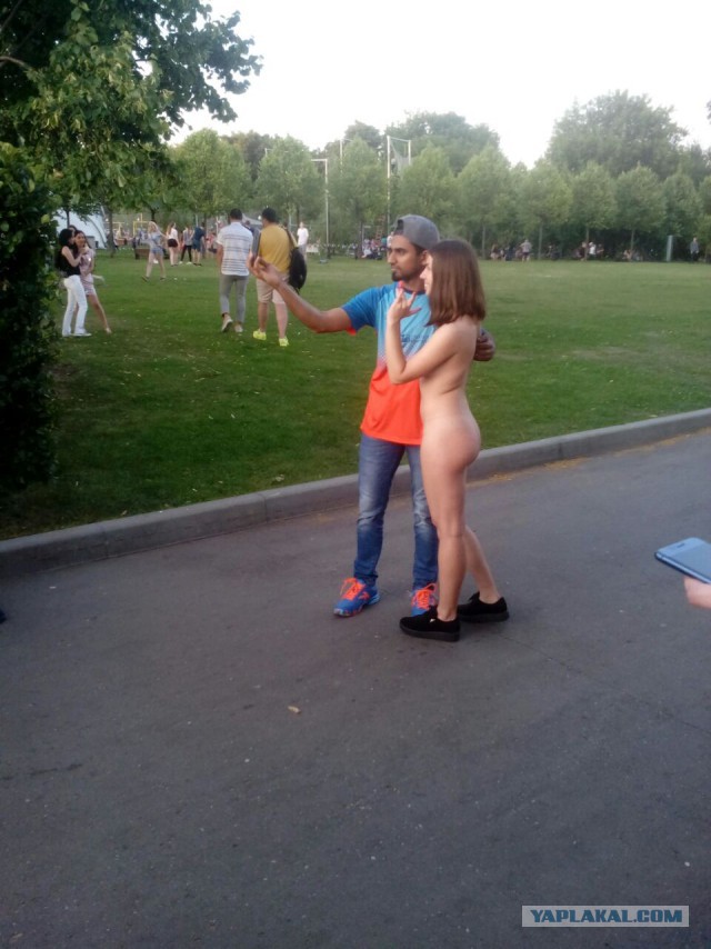 Обнаженные девушки устроили порно-фотосессию в Парке Горького в Москве на глазах у подростков