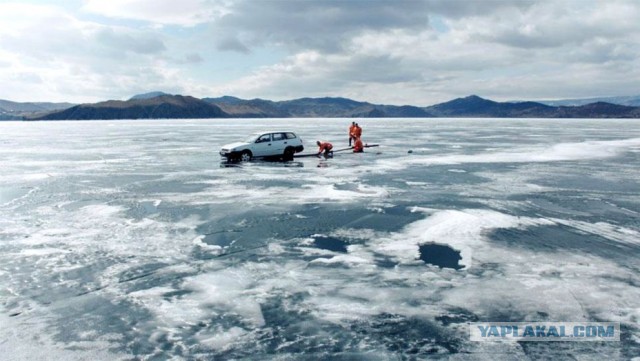 Сотрудник МЧС погиб, спасая рыбаков, провалившихся под лед