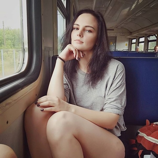 Предлагаю РЖД рекламные фото. Слоган: "Мы доставим Вашу попку в любой конец страны!"18+