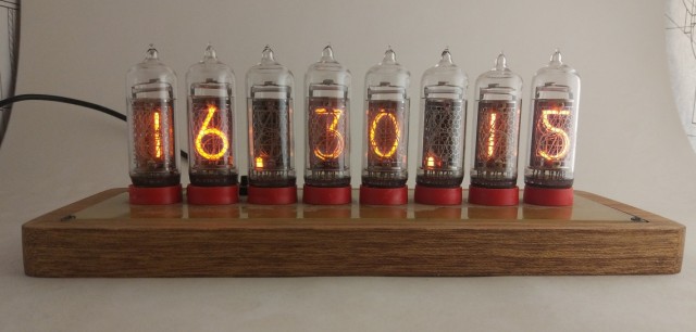 Часы с отсылкой на Divergence meter из аниме "Врата Штейна"