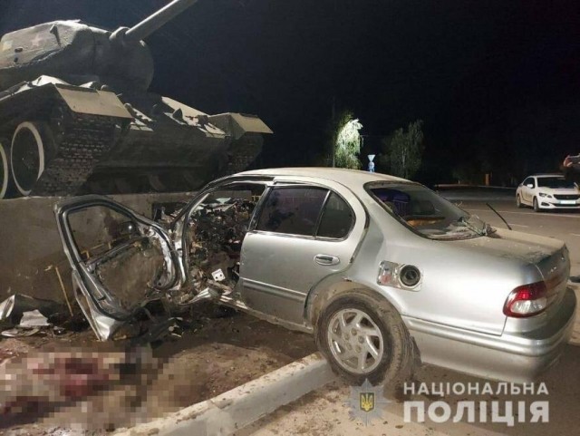 В Словакии водитель BMW не справился с управлением и въехал в памятник советской самоходной артиллерийской установке СУ-100