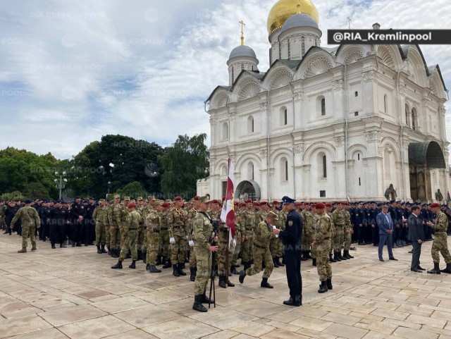 В Кремле сейчас очень много военных, сообщают журналисты РИА. Путин выступит на крыльце Грановитой палаты