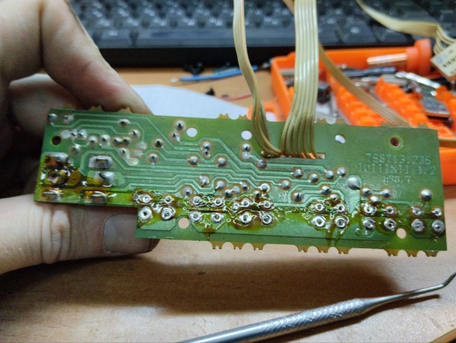 Товарищ оставил телевизор со словами — "Желанье будет, погляди, или выбрось"