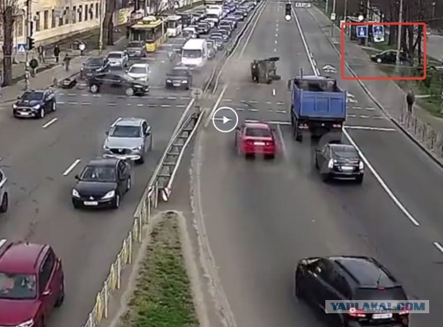 В Киеве произошло ДТП с опрокидыванием