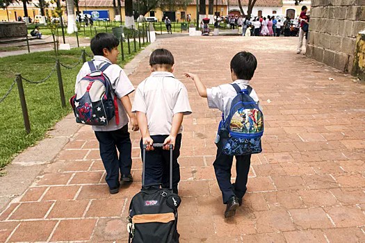 В РПЦ назвали «верным и нужным» запрет приема детей мигрантов в школы.