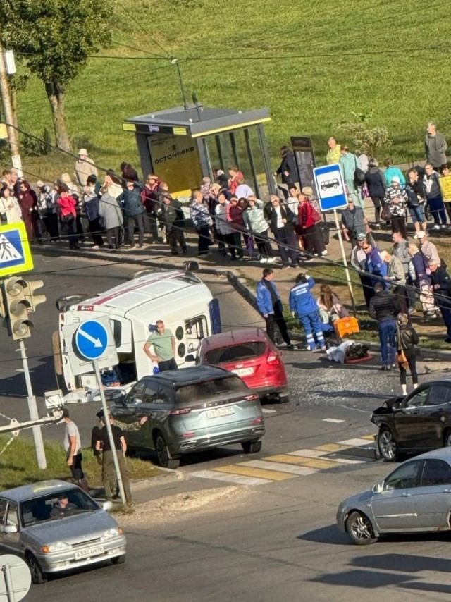 Сегодня утром в Тутаеве столкнулись Nissan и карета скорой помощи.