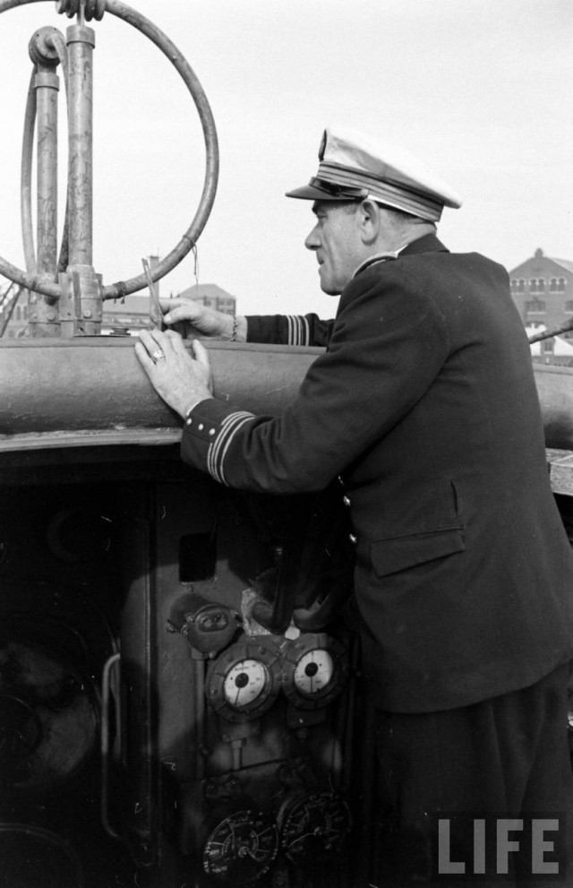 " Веселый Роджер" над субмариной