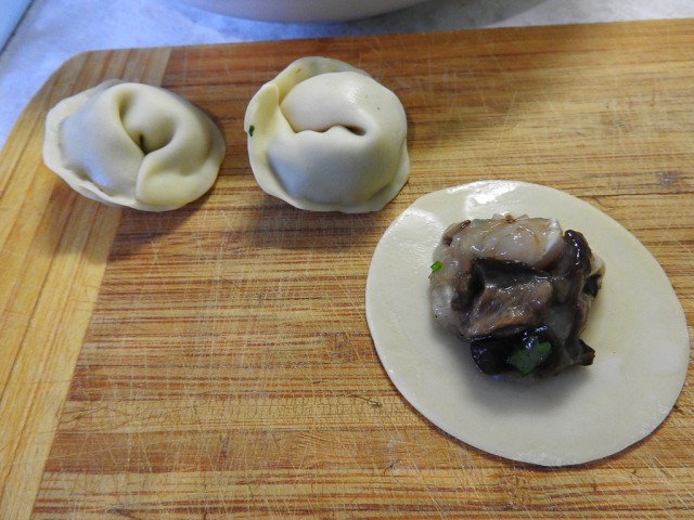 Пельмени с грибами и бонус.