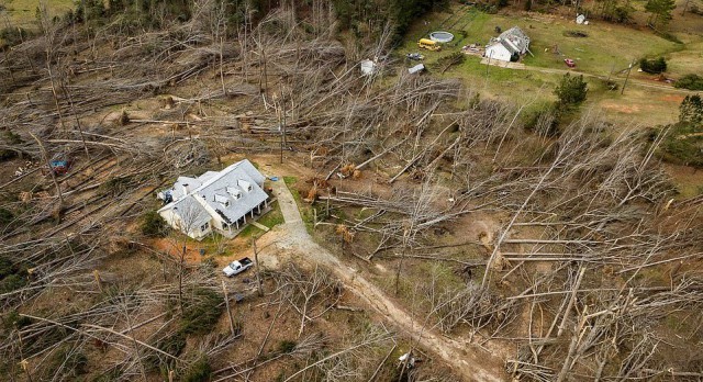 Невероятные кадры с дрона: уцелевший после разрушительного торнадо дом