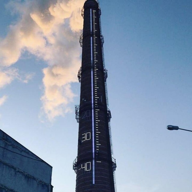 В Казани из трубы котельной сделали гигантский термометр, который показывает актуальную температуру