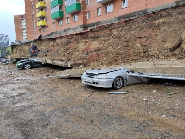 В Красноярске стена упала на автомобили