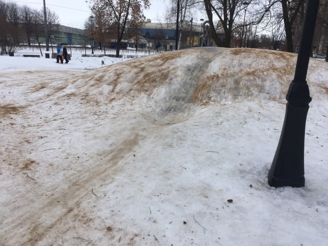 В Петербурге песком засыпали детские горки