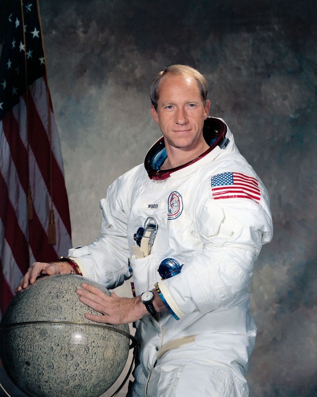 Астронавт Аполлона 15 Эл Уорден верил в инопланетян.