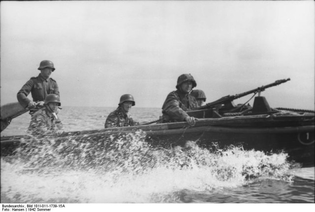 1942 год в 60 фотографиях