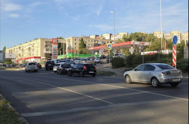В Волгограде водителей начали штрафовать за не пристегнутый ремень безопасности в очереди за топливом