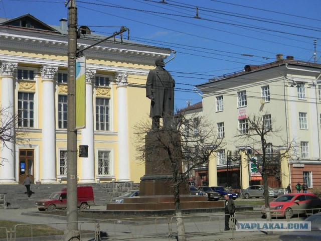 Памятники Ленину